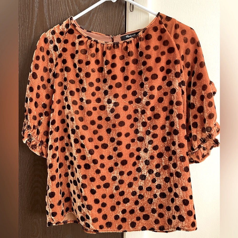 Madewell size S short woman’s top in brown with black polka dots